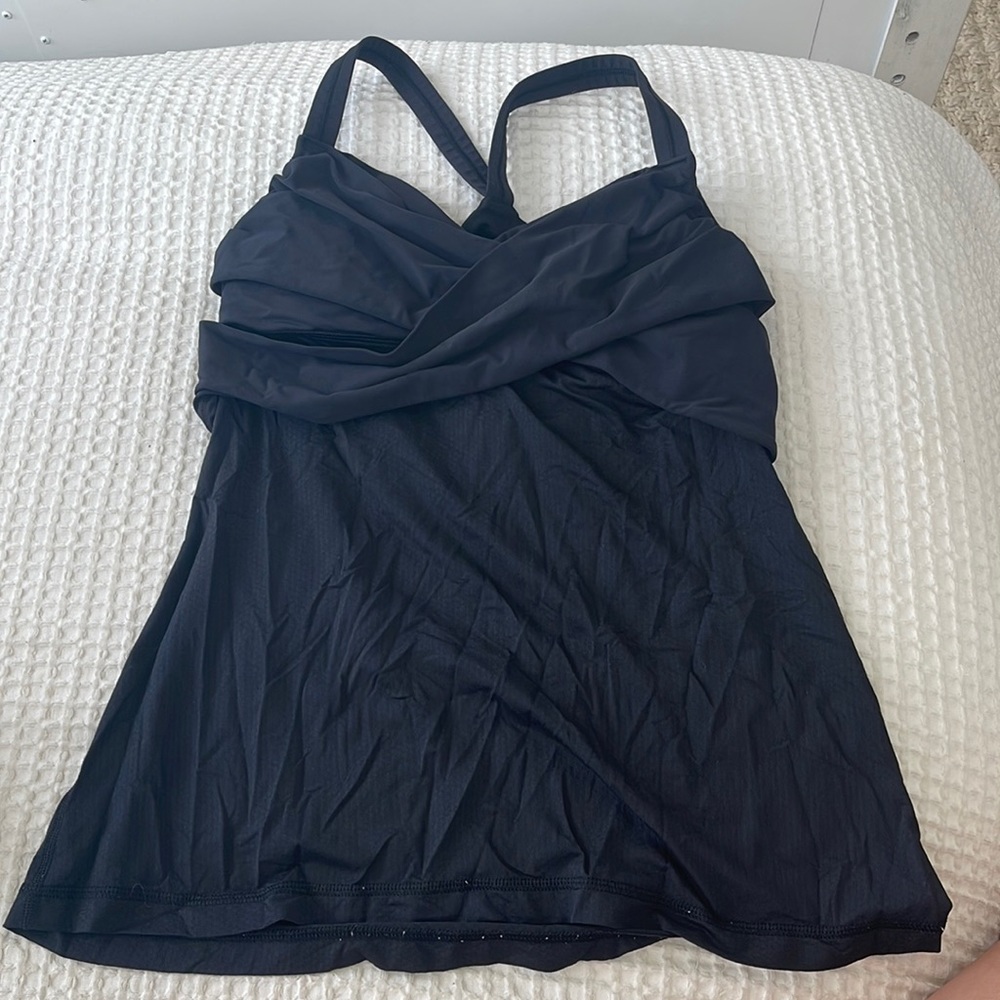 Lululemon black cross top tank top with built in bra. Size 10